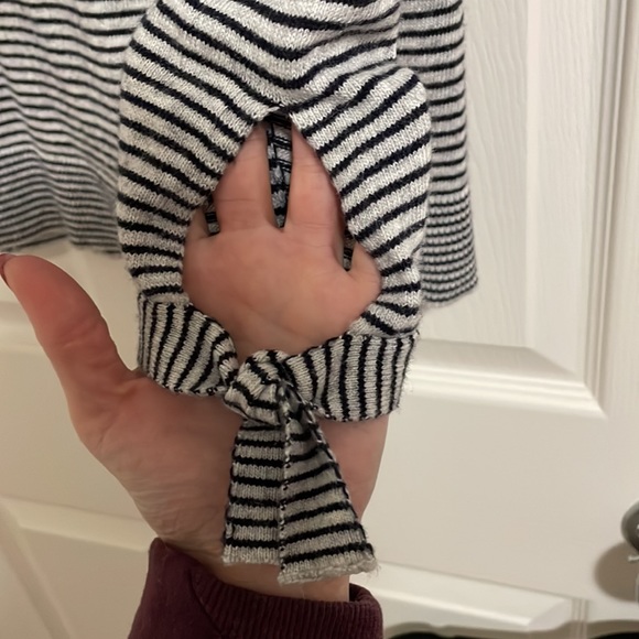 🛍️GUC LOFT sweater w/ tie sleeves XSP 269 - Picture 2 of 3